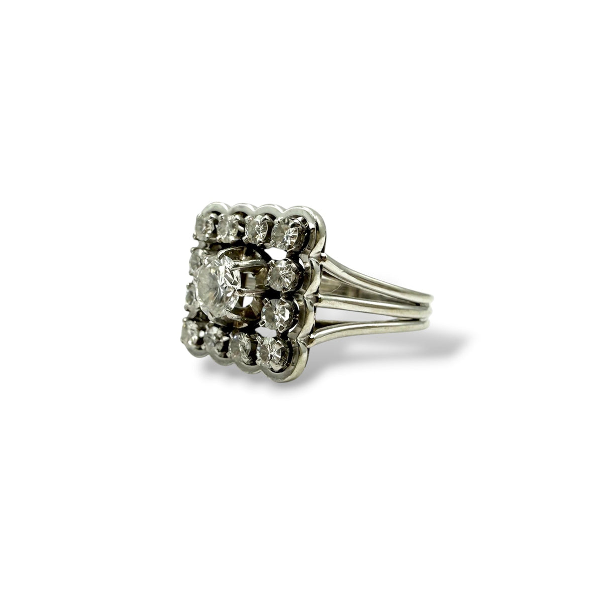Bague vintage de forme carrée en or blanc 18 carats ornée d'un diamant central dans un entourage de diamants, sur une monture à fil des années 1950