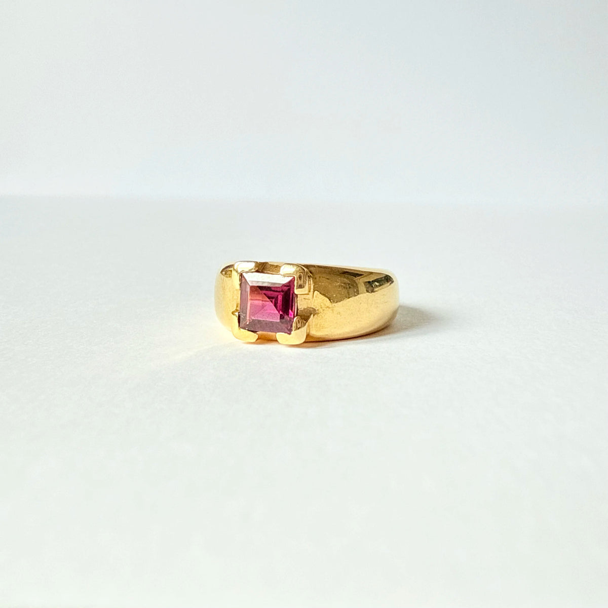 Bague vintage de style chevalière en or jaune 18 carats ornée d'une tourmaline rubellite.