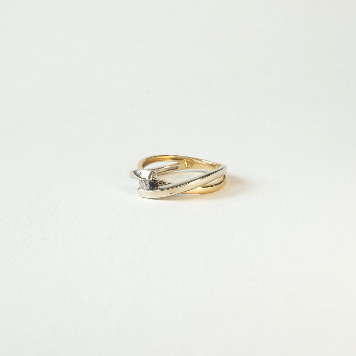 Vue de profil de la bague vintage en or 18 carats et diamants
