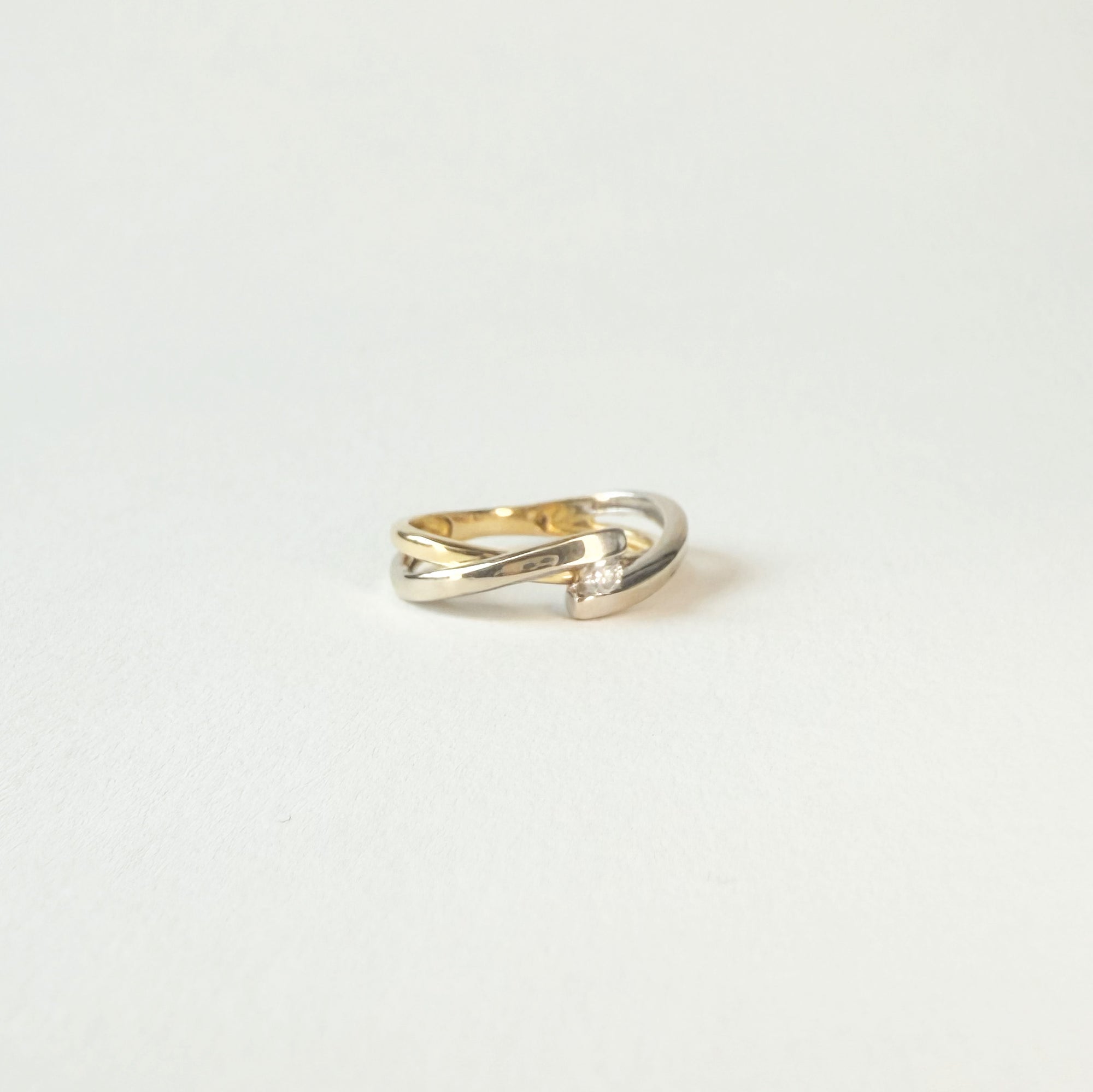 Vue de profil de la bague deux ors avec diamant.