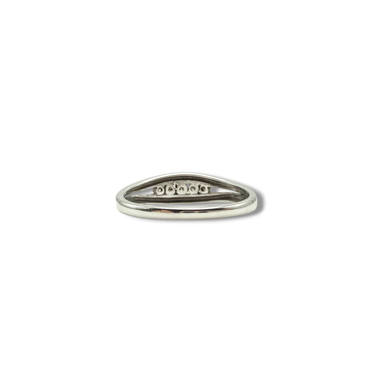 Vue de dos de la bague double jonc et de ses cinq diamants en serti rail ouvert