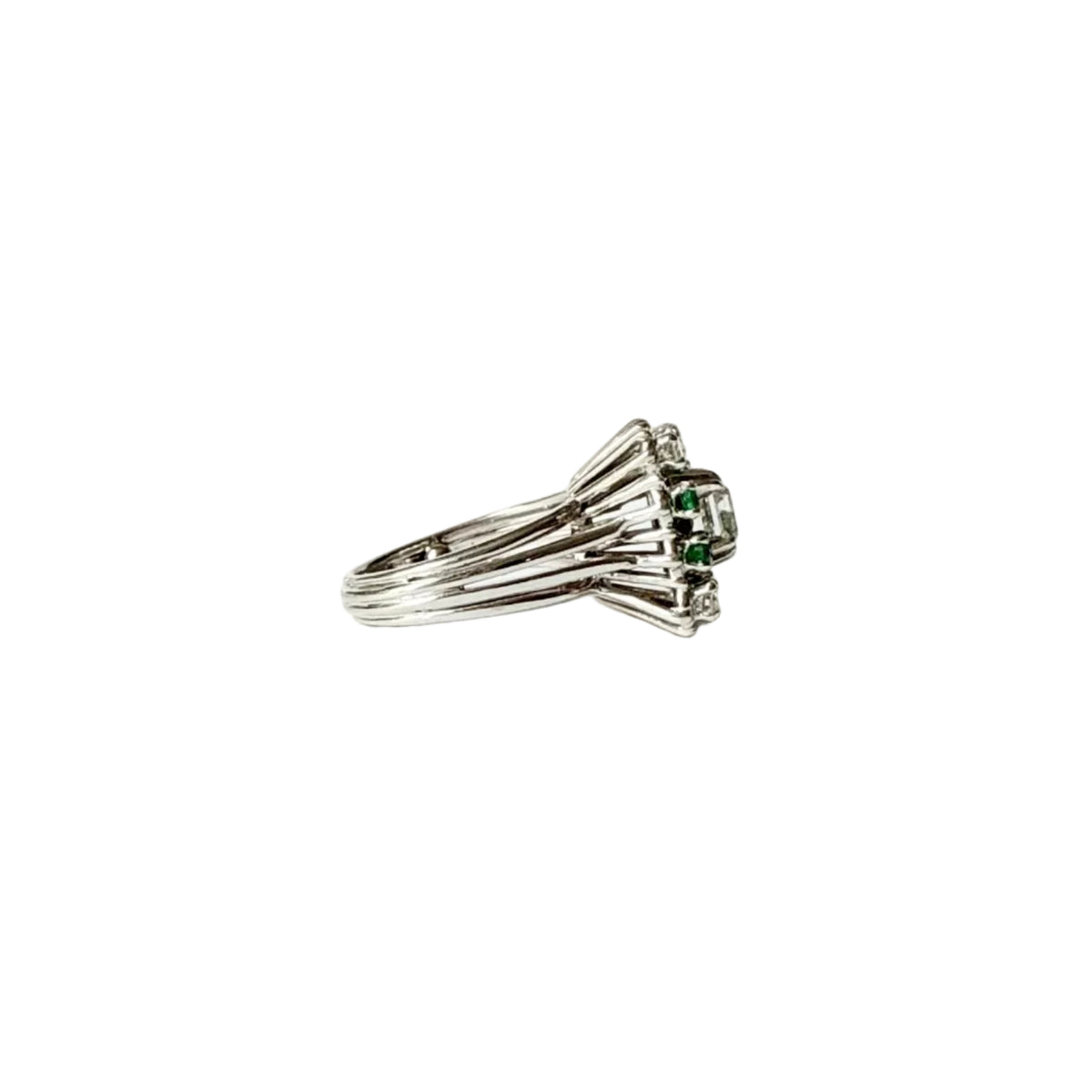 Vue de profil de la bague en or gris 18 carats avec monture en fil.