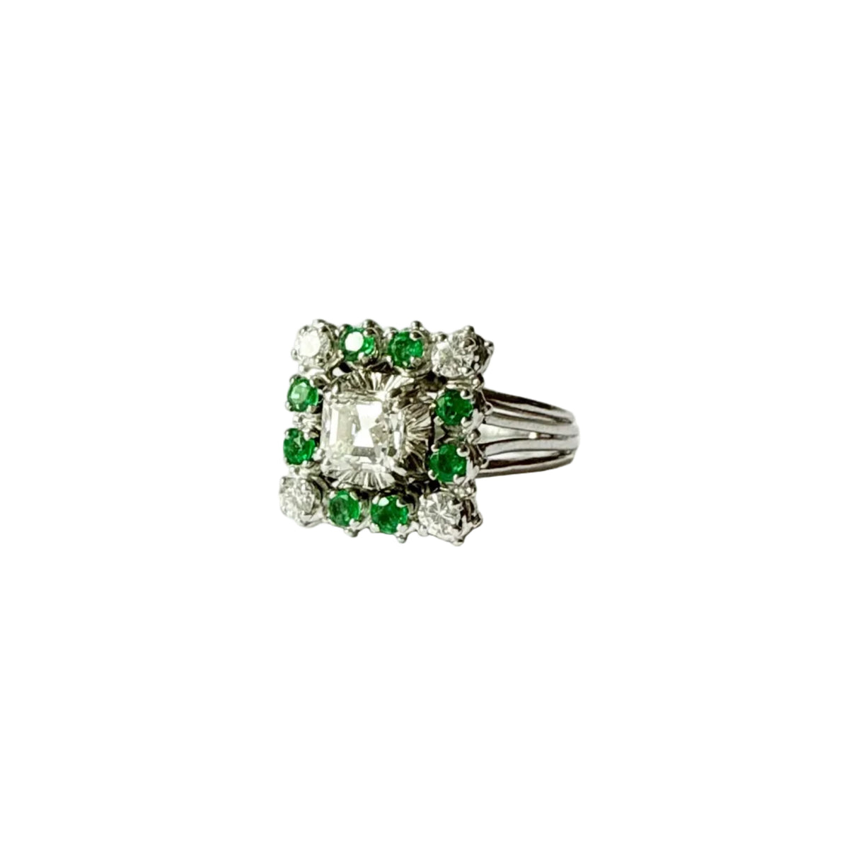 Vue de profil de la bague en or gris 18 carats avec monture en fil.
