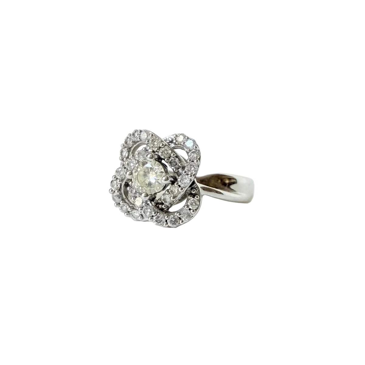 Bague ancienne en or blanc 18 carats et diamants, vue de profil montrant le volume du sertissage