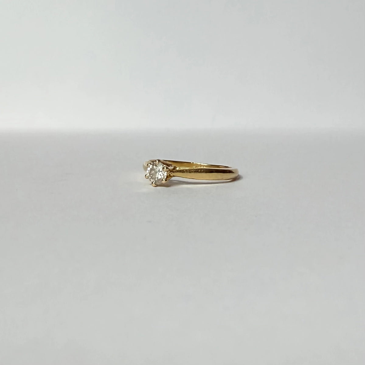 Bague solitaire en or jaune 18 carats ornée d'un diamant de 0,2 carats. 