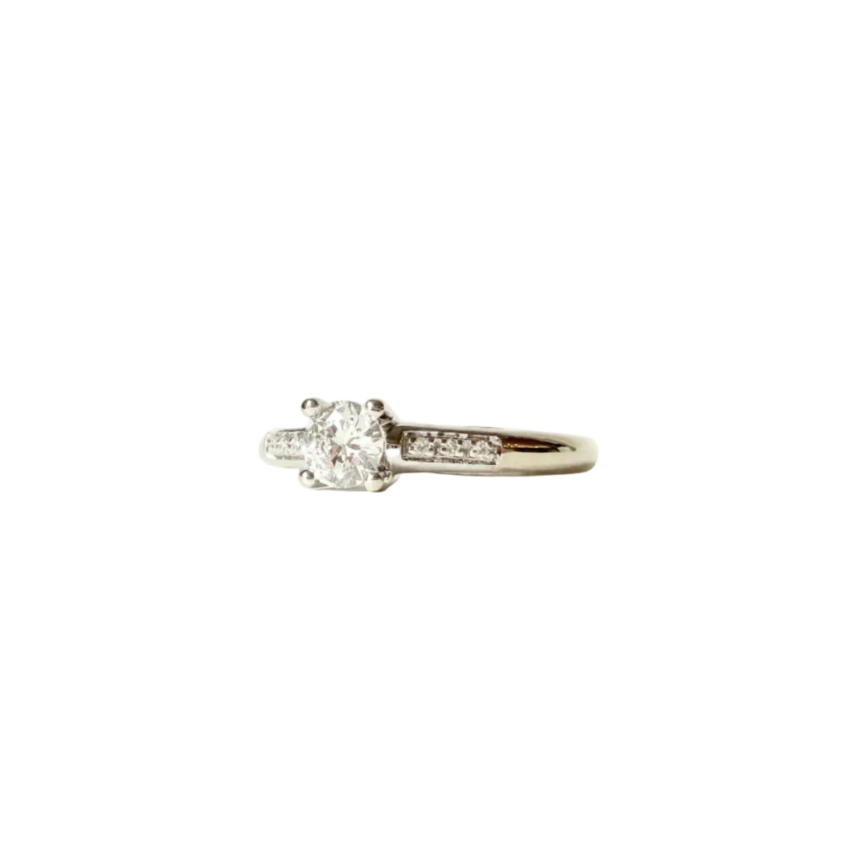 Vue de profil d’une bague Mauboussin en or blanc 18 carats sertie d’un diamant central de 0,25 carat