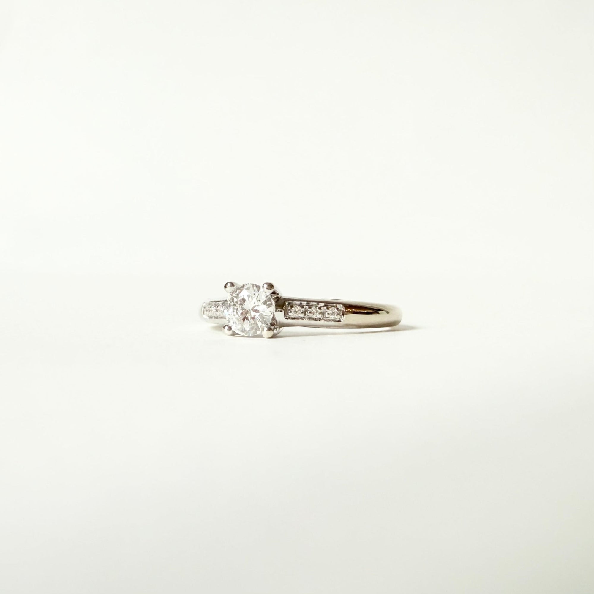 Vue de profil d’une bague Mauboussin en or blanc 18 carats sertie d’un diamant central de 0,25 carat