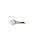 Vue de profil d’une bague Mauboussin en or blanc 18 carats sertie d’un diamant central de 0,25 carat
