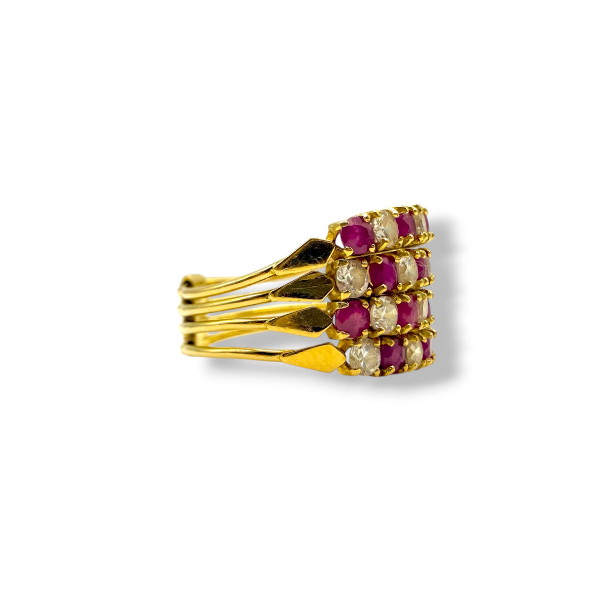 Détail d’une bague de harem en or jaune 750 millièmes, ornée de rubis rouges et de diamants alternés sur quatre anneaux mobiles.