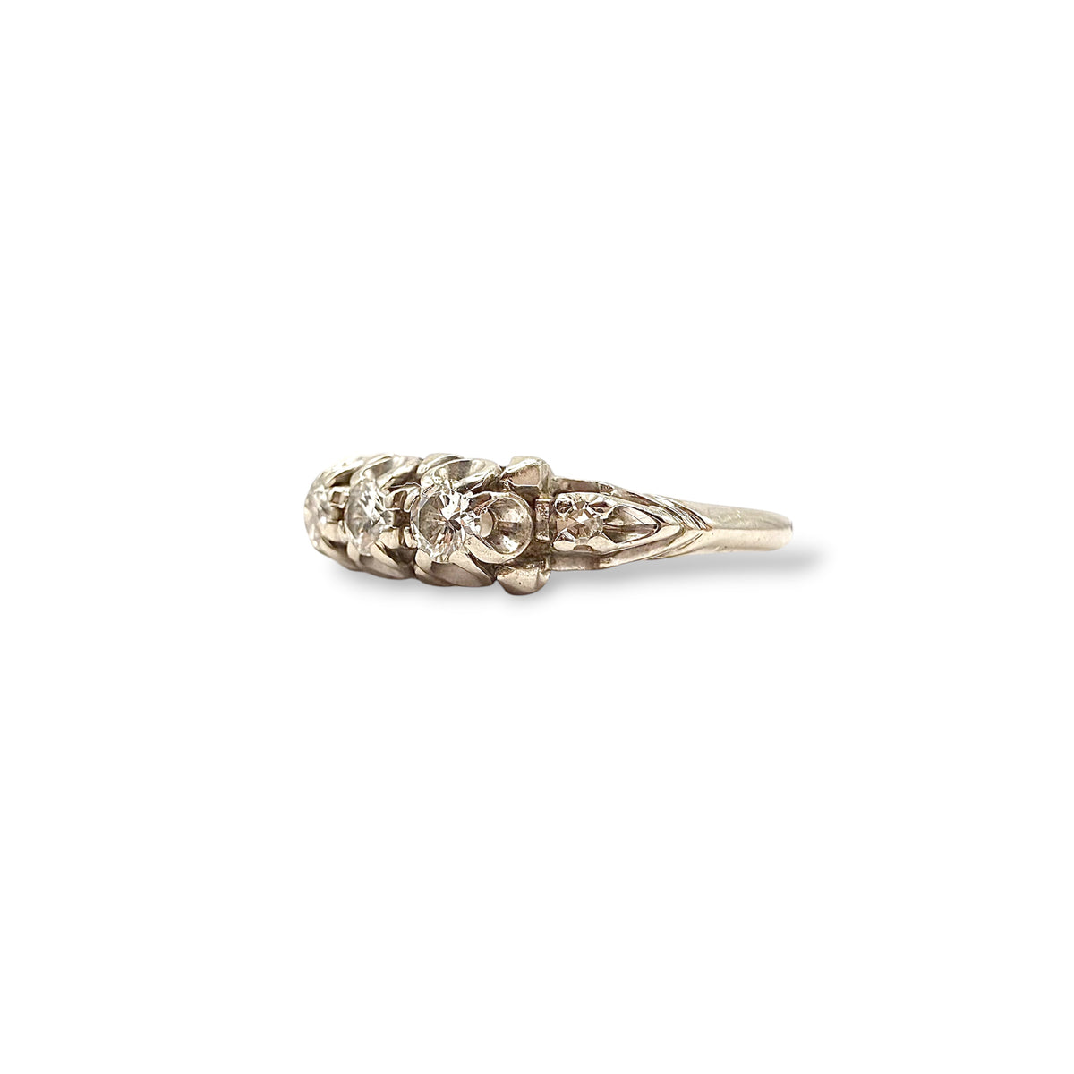 Bague jarretière ancienne ornée de diamants, détail de la monture
