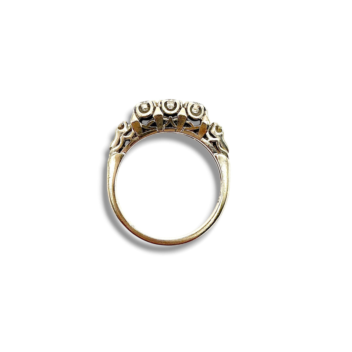 Monture d’une bague jarretière en or blanc 18 carats, avec une ligne de diamants et deux petits diamants supplémentaires sur les épaulements.