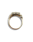 Monture d’une bague jarretière en or blanc 18 carats, avec une ligne de diamants et deux petits diamants supplémentaires sur les épaulements.
