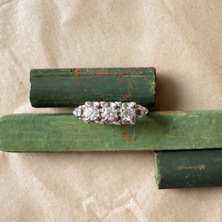Bague jarretière en or blanc 18 carats et diamants