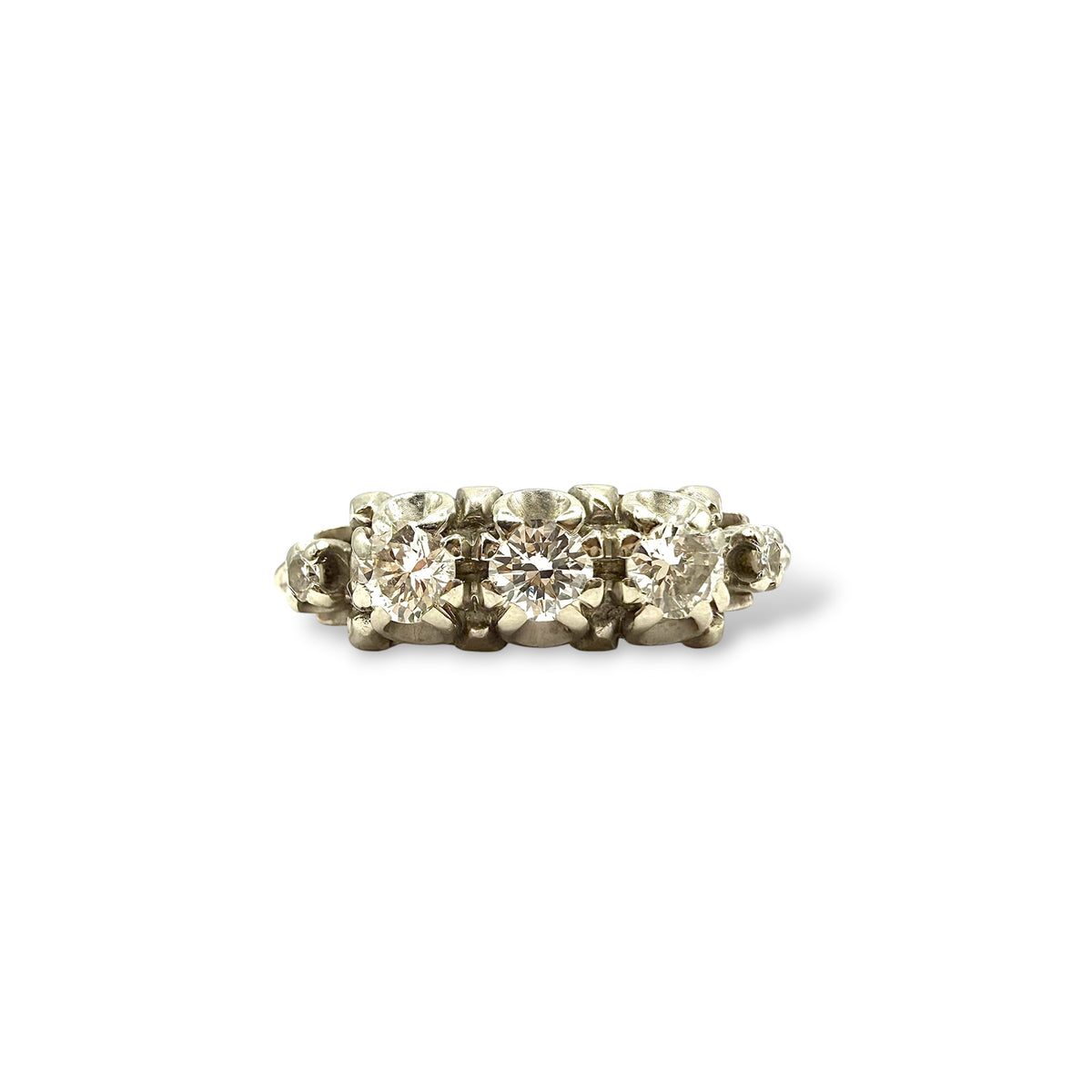 Bague jarretière ancienne en or blanc 18 carats, ornée de trois diamants taille brillant alignés et de deux petits diamants taille 8/8 aux épaulements.