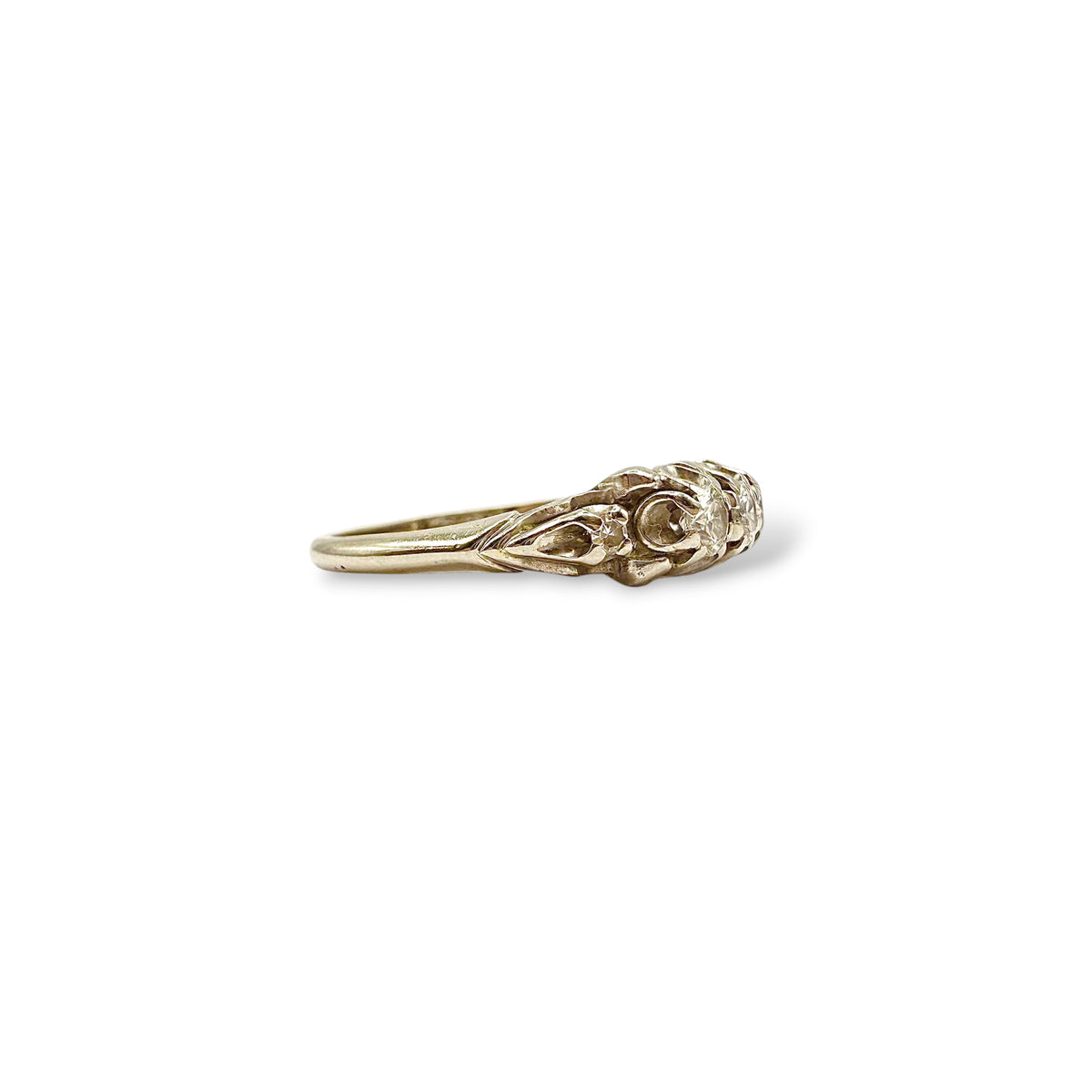Monture d’une bague jarretière en or blanc 18 carats, avec une ligne de diamants et deux petits diamants supplémentaires sur les épaulements.