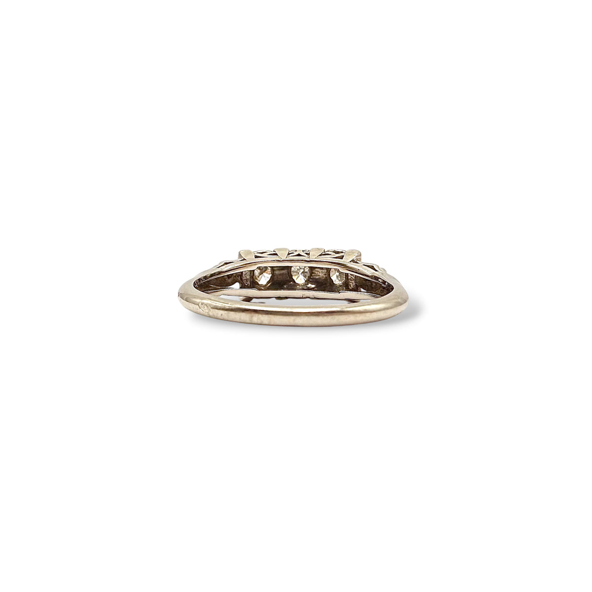 Monture d’une bague jarretière en or blanc 18 carats, avec une ligne de diamants et deux petits diamants supplémentaires sur les épaulements.