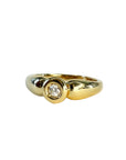 Bague solitaire en or jaune 18 carats sertie d’un diamant en serti clos d’environ 0,07 carat, bijou raffiné symbole d’amour éternel et d’engagement.