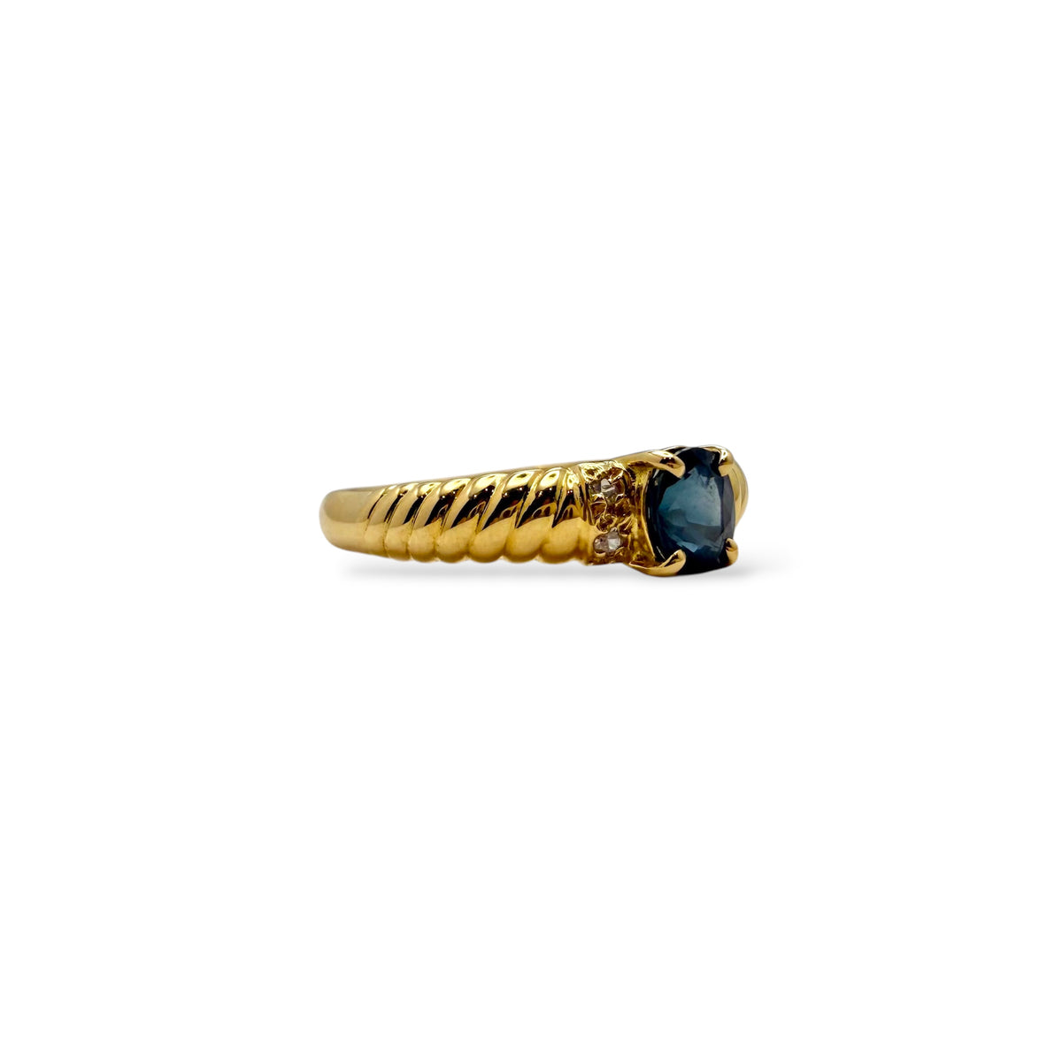 Profil d’une bague en or jaune 18 carats avec monture à godrons torsadés