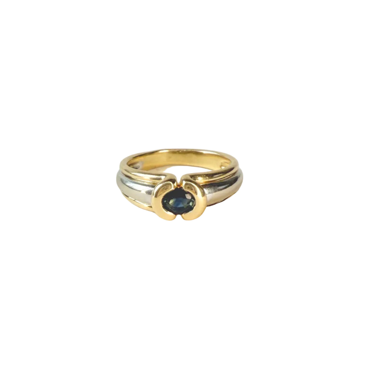 Bague jonc en or blanc et jaune 18 carats avec saphir ovale bleu. Un bijou élégant, intemporel et raffiné pour femme.