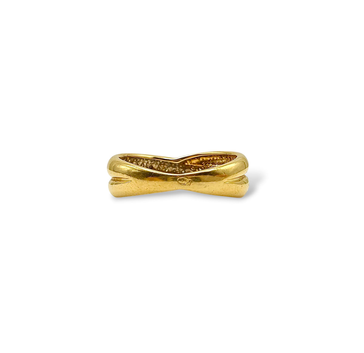 Vue de dos d'une bague en or jaune 18 carat avec pavage de diamants.
