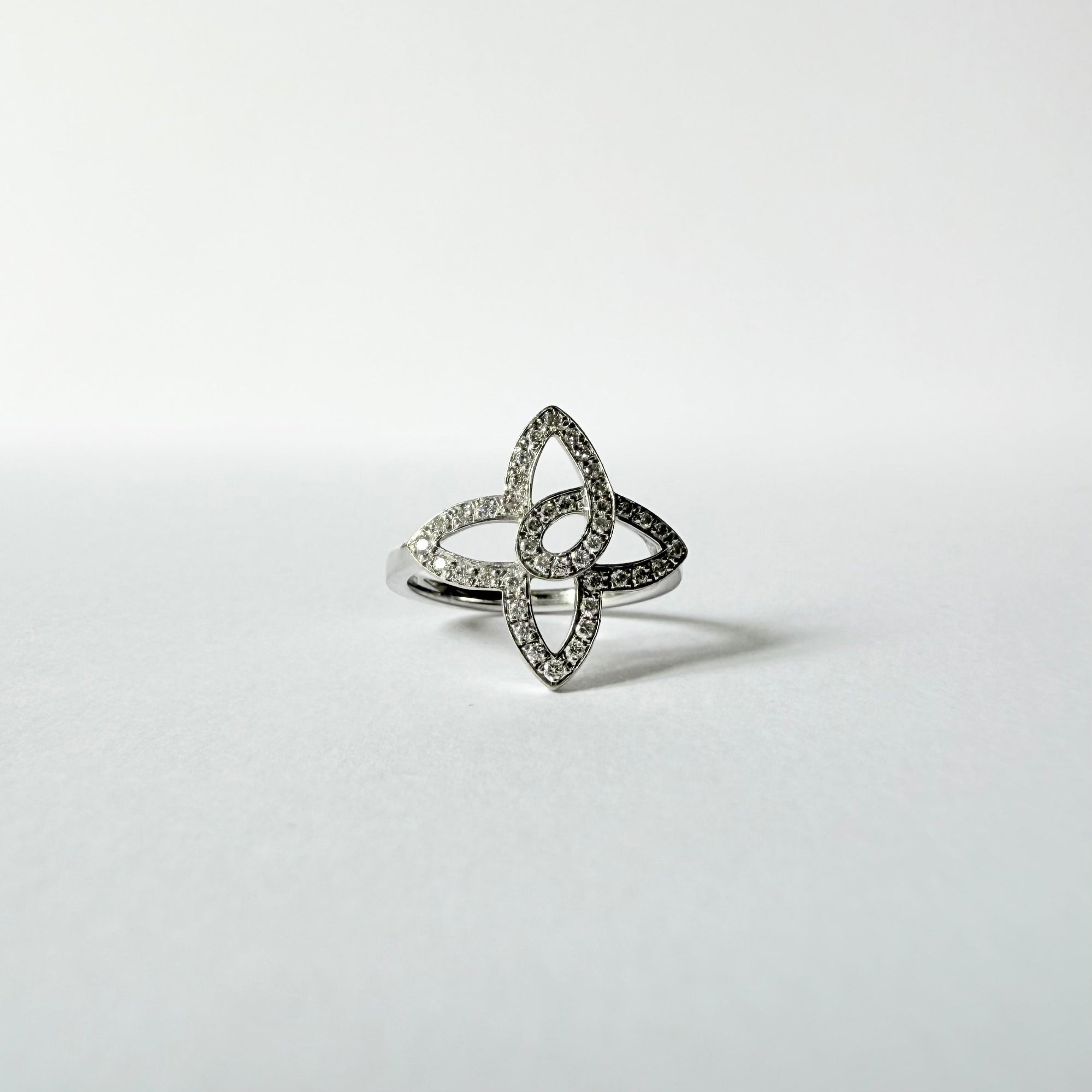 Vue de face d'une bague Louis Vuitton Blossom en or gris et diamants