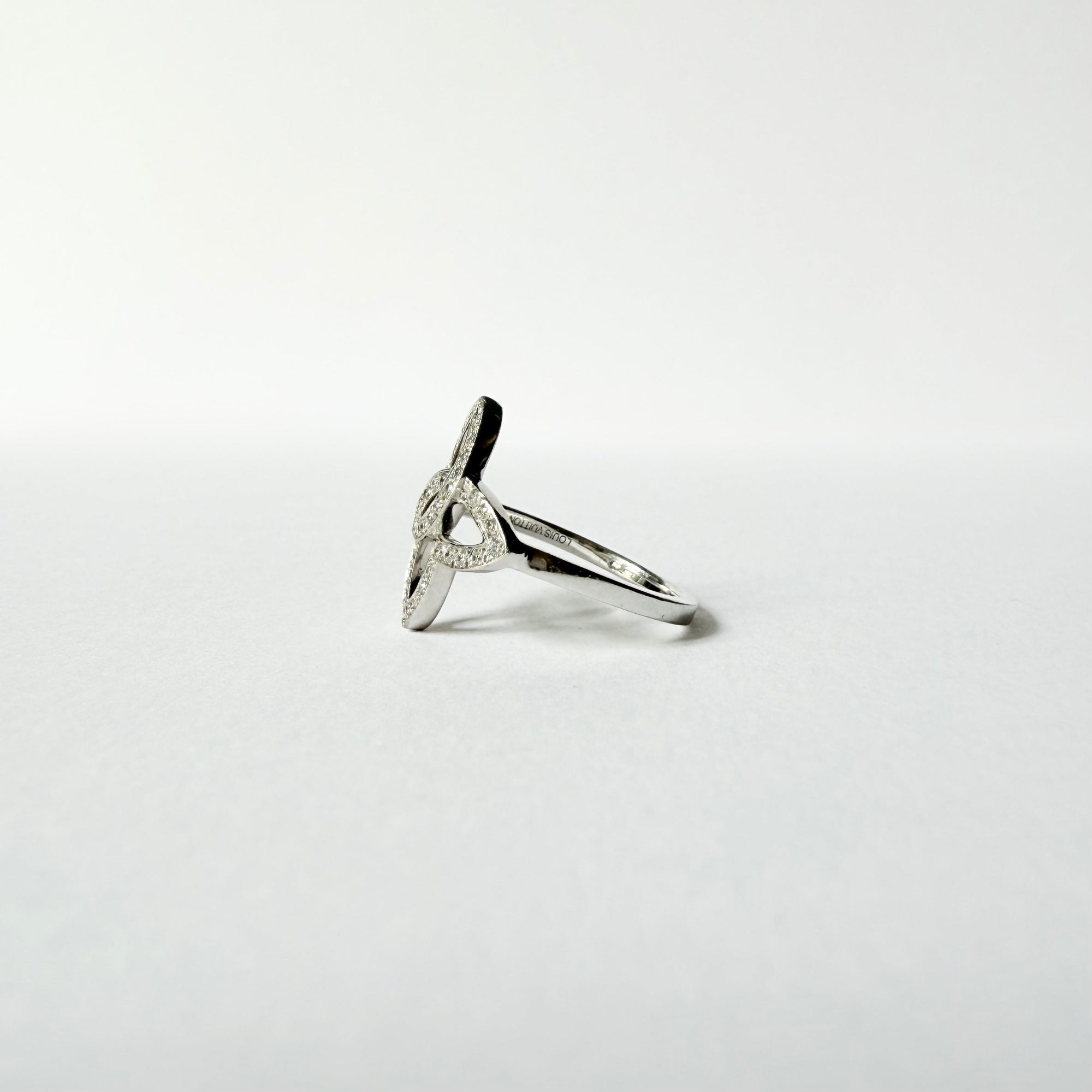Profil d'une bague Blossom Louis Vuitton en or gris 18 carats