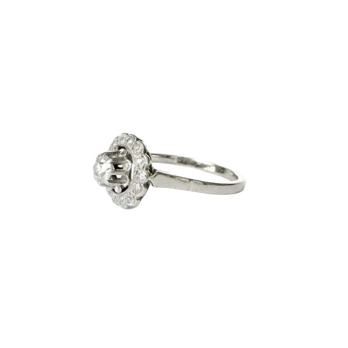 Vue de profil de la bague Art déco en platine et or gris 18 carats.