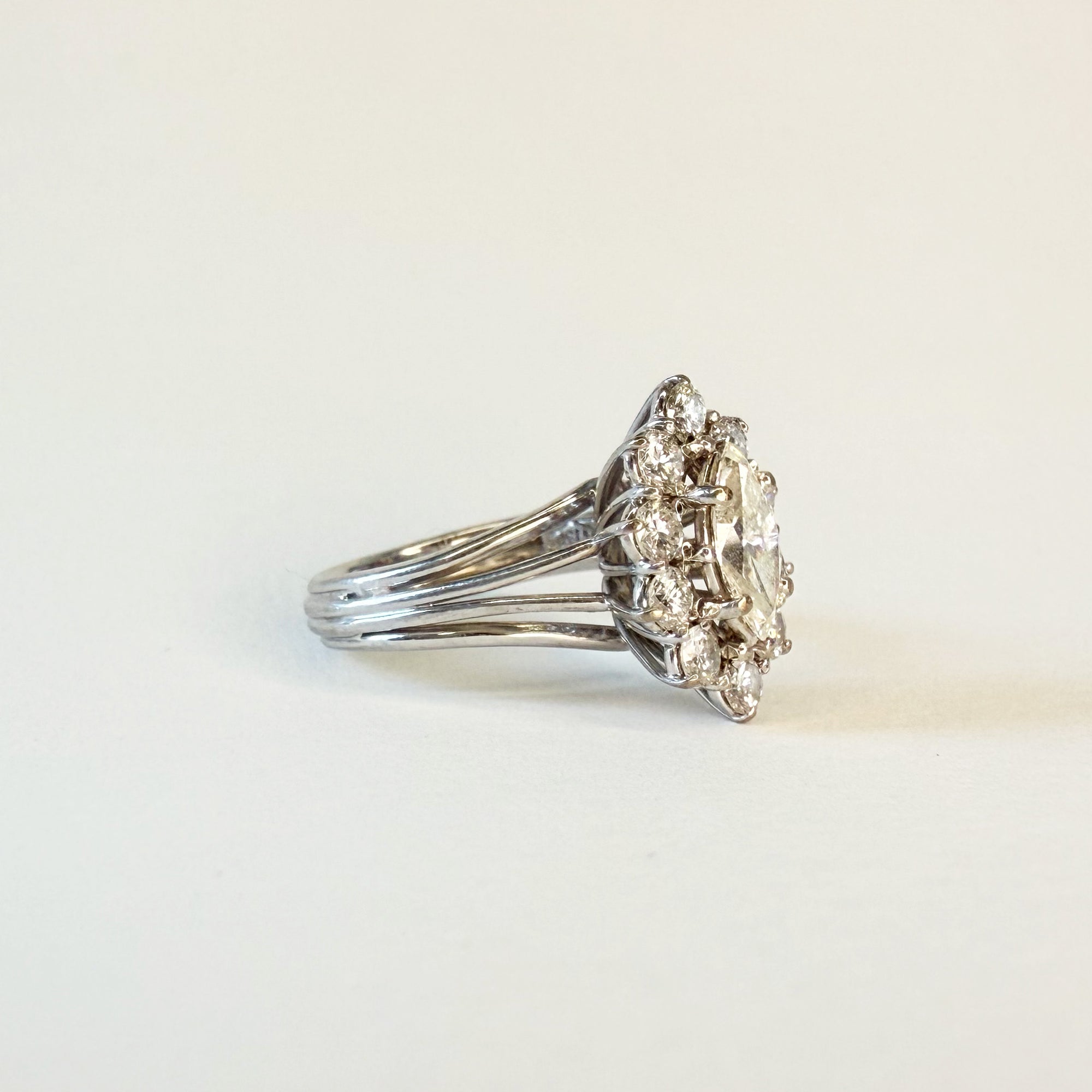 Vue de profil de la bague marquise diamant taille navette. 