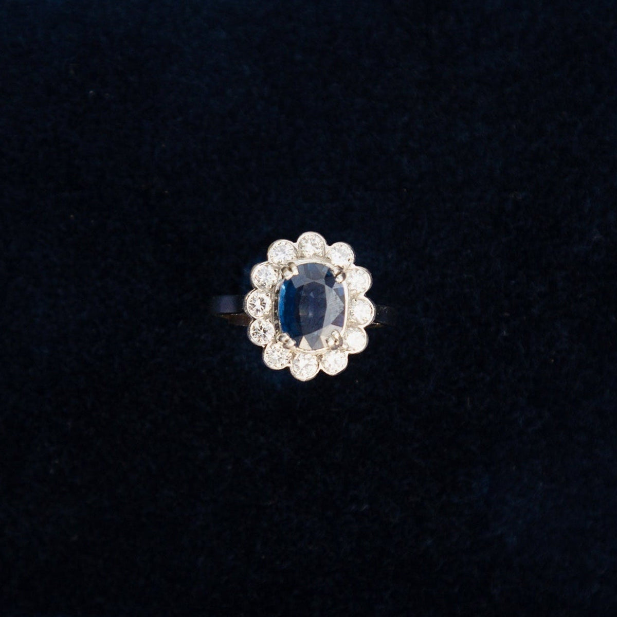 Bague marguerite en platine avec saphir naturel ovale de 2,3 carats entouré de 12 diamants taille brillant, bijou français des années 1950.
