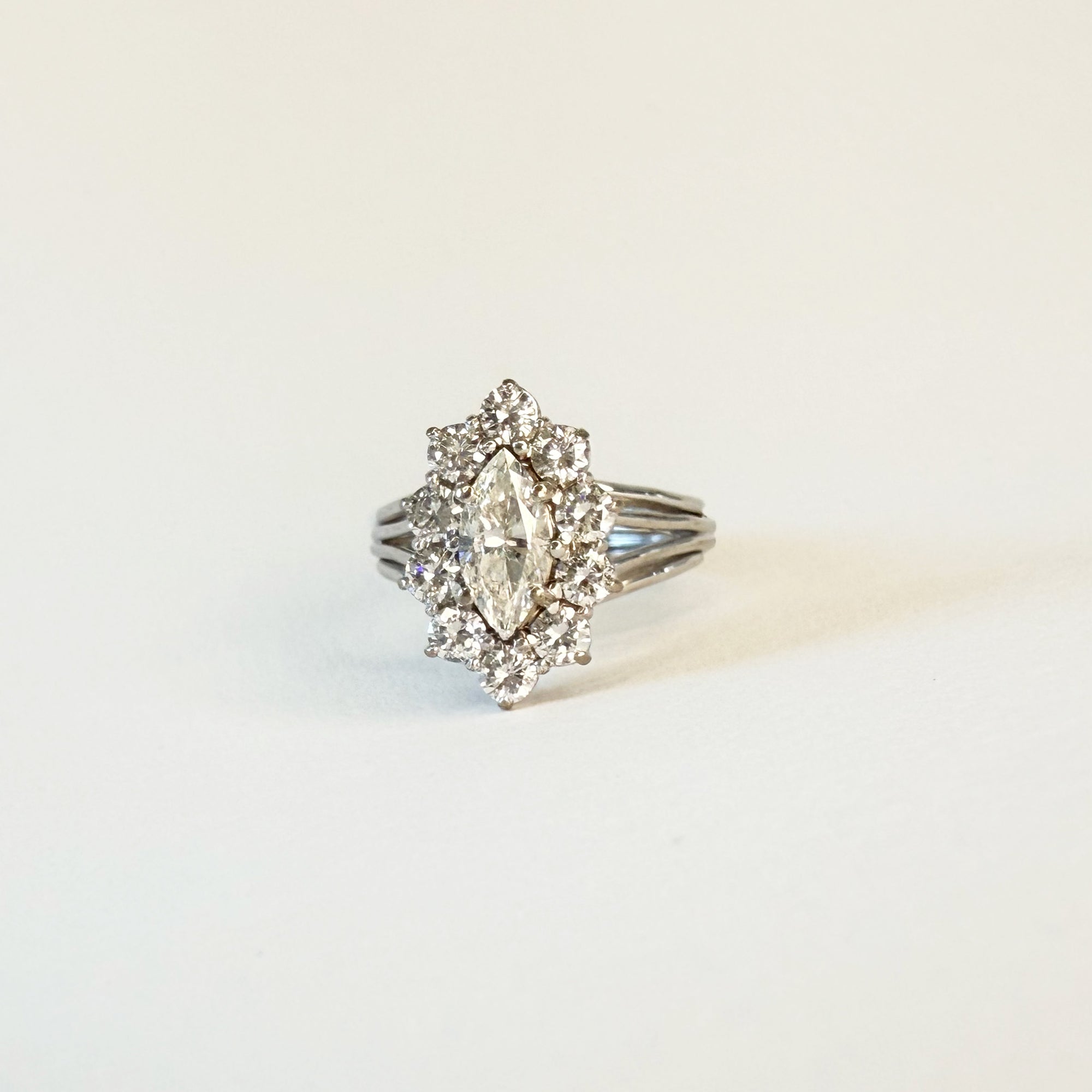 Bague marquise en or blanc 18 carats ornée d’un diamant taille navette de 0,4 carat entouré de dix diamants modernes en serti griffe, bijou raffiné et intemporel.