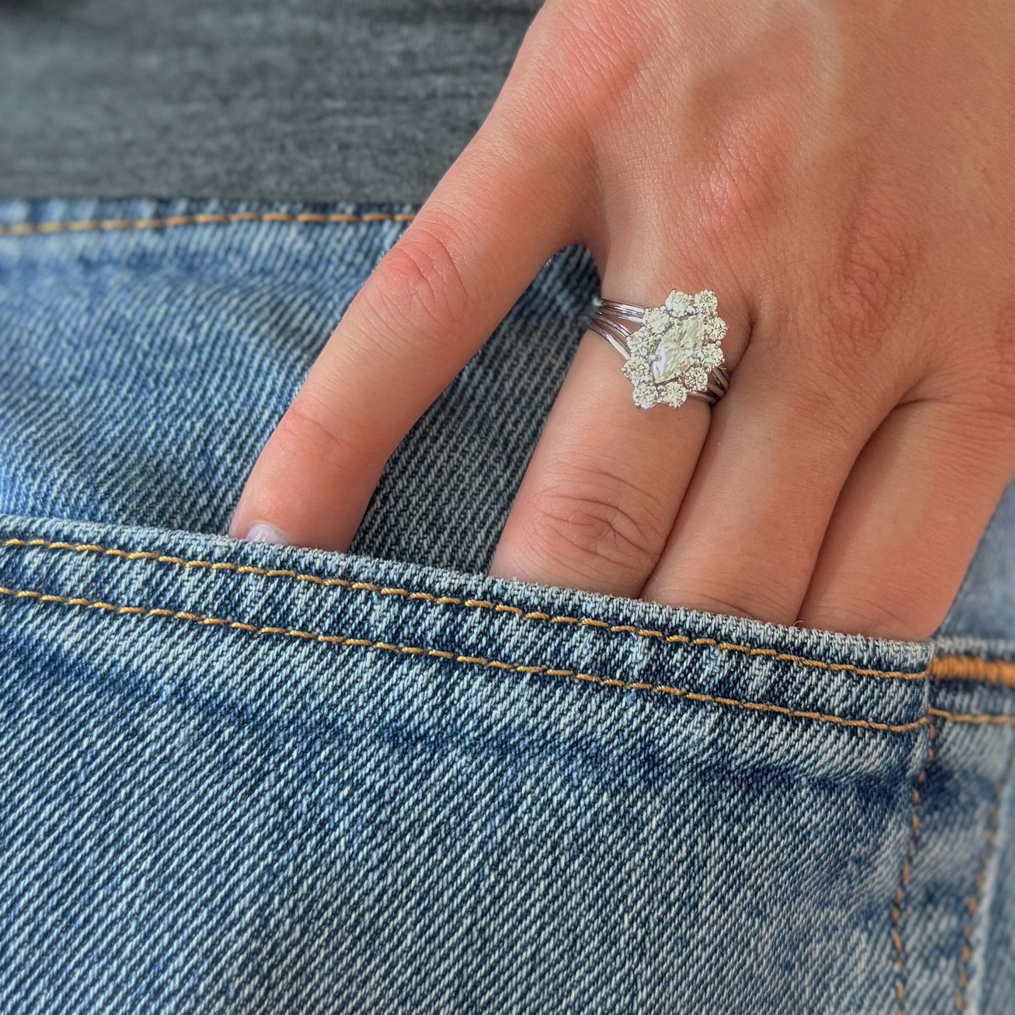 Bague marquise en or blanc 18 carats ornée d’un diamant taille navette de 0,4 carat entouré de dix diamants modernes en serti griffe, bijou raffiné et intemporel.