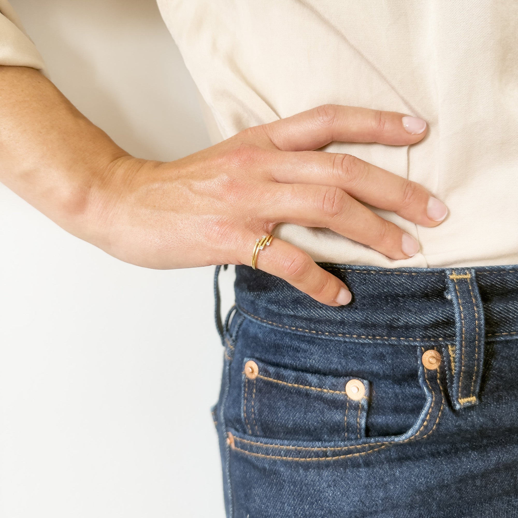 Bague en or jaune 18 carats ornée de quatre petits diamants, bijou fin et élégant aux lignes simples, parfait pour un port quotidien.