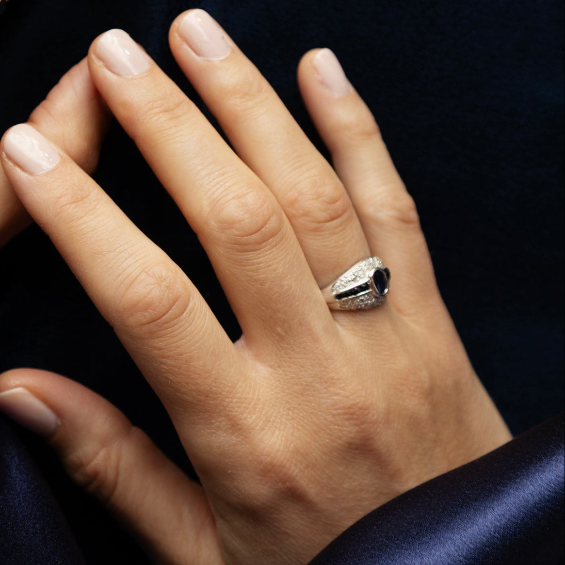Bague en or blanc 18 carats de forme bandeau ornée d'un saphir bleu