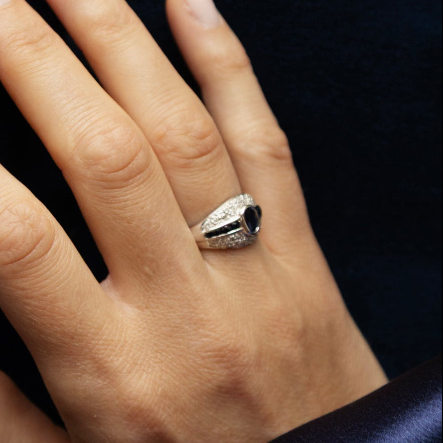 Bague en or blanc 18 carats de forme bandeau ornée d'un saphir bleu