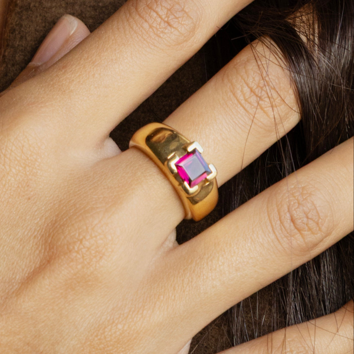 Bague bandeau de style chevalière en or jaune 18 carat ornée d'une tourmaline carré rouge-violet.