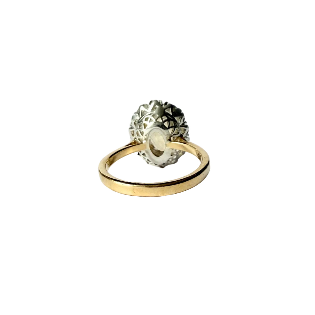 vue de l'intérieur d'une bague marguerite en or 18 carats avec saphir jaune