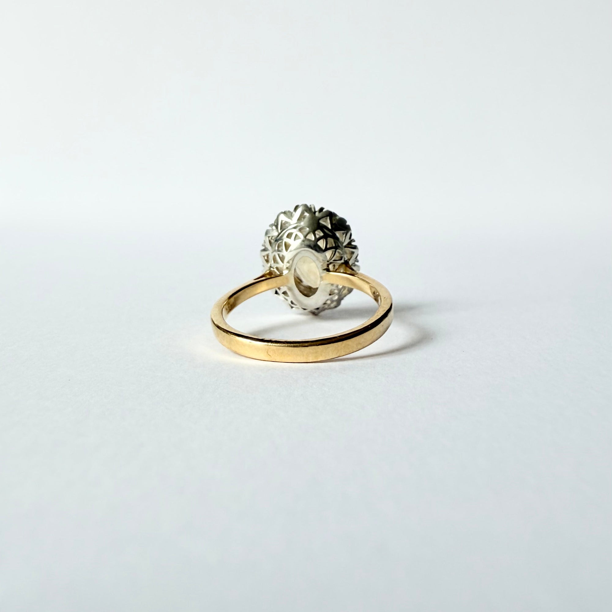 vue de l'intérieur d'une bague marguerite en or 18 carats avec saphir jaune