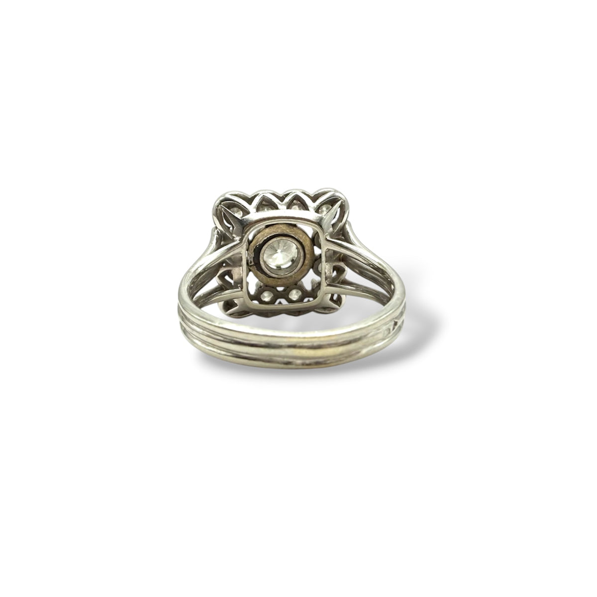 Bague vintage de forme carrée en or blanc 18 carats ornée d'un diamant central dans un entourage de diamants, sur une monture à fil des années 1950
