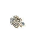 Bague en or blanc 18 carats ornée d’un motif de trèfle à quatre feuilles serti de diamants, le centre composé de quatre diamants taille princesse dans un entourage polylobé étincelant.