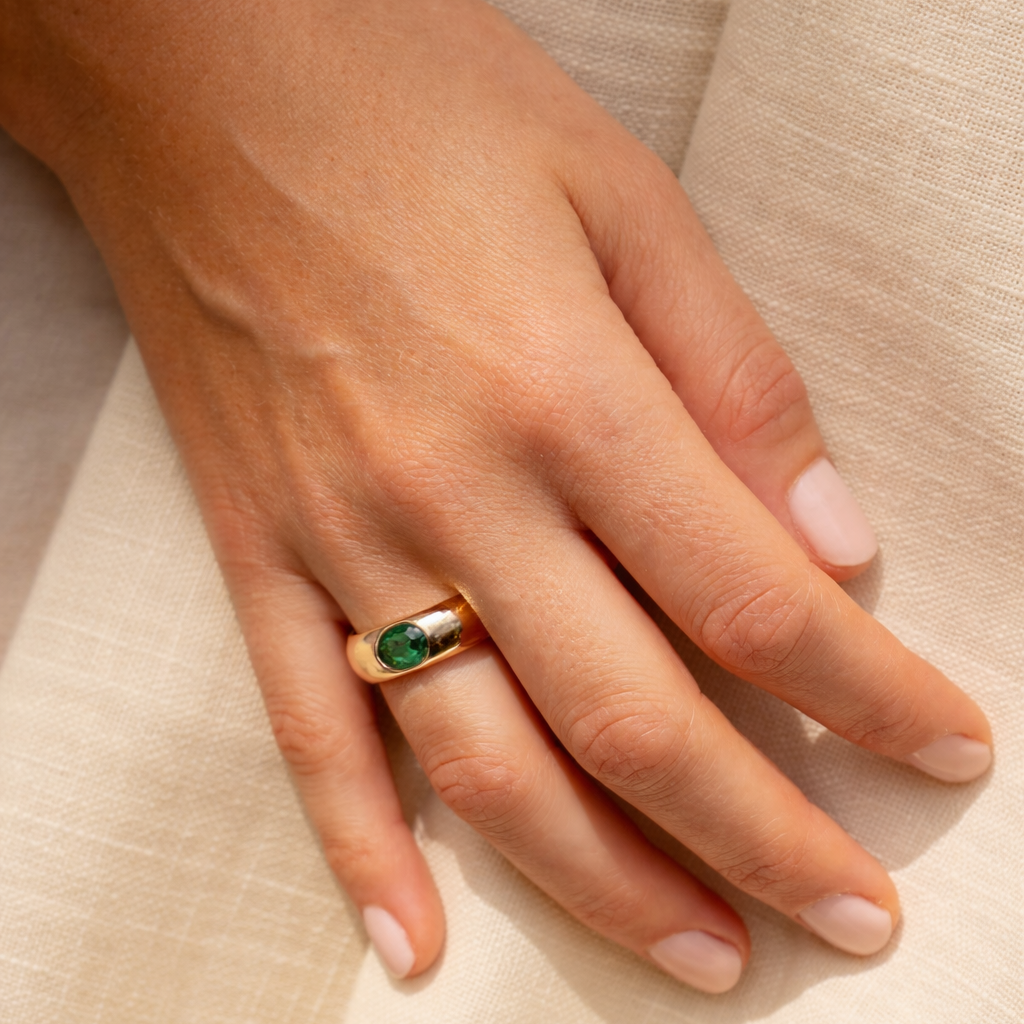 Bague vintage émeraude en or jaune 18 carats portée au doigt, modèle jonc minimaliste des années 1990