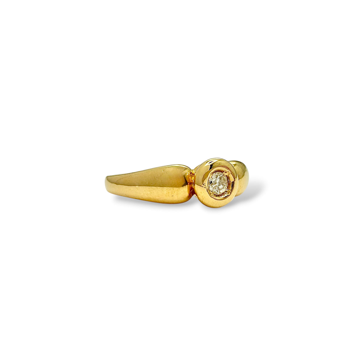 Bague solitaire en or jaune 18 carats sertie d’un diamant en serti clos d’environ 0,07 carat, bijou raffiné symbole d’amour éternel et d’engagement.
