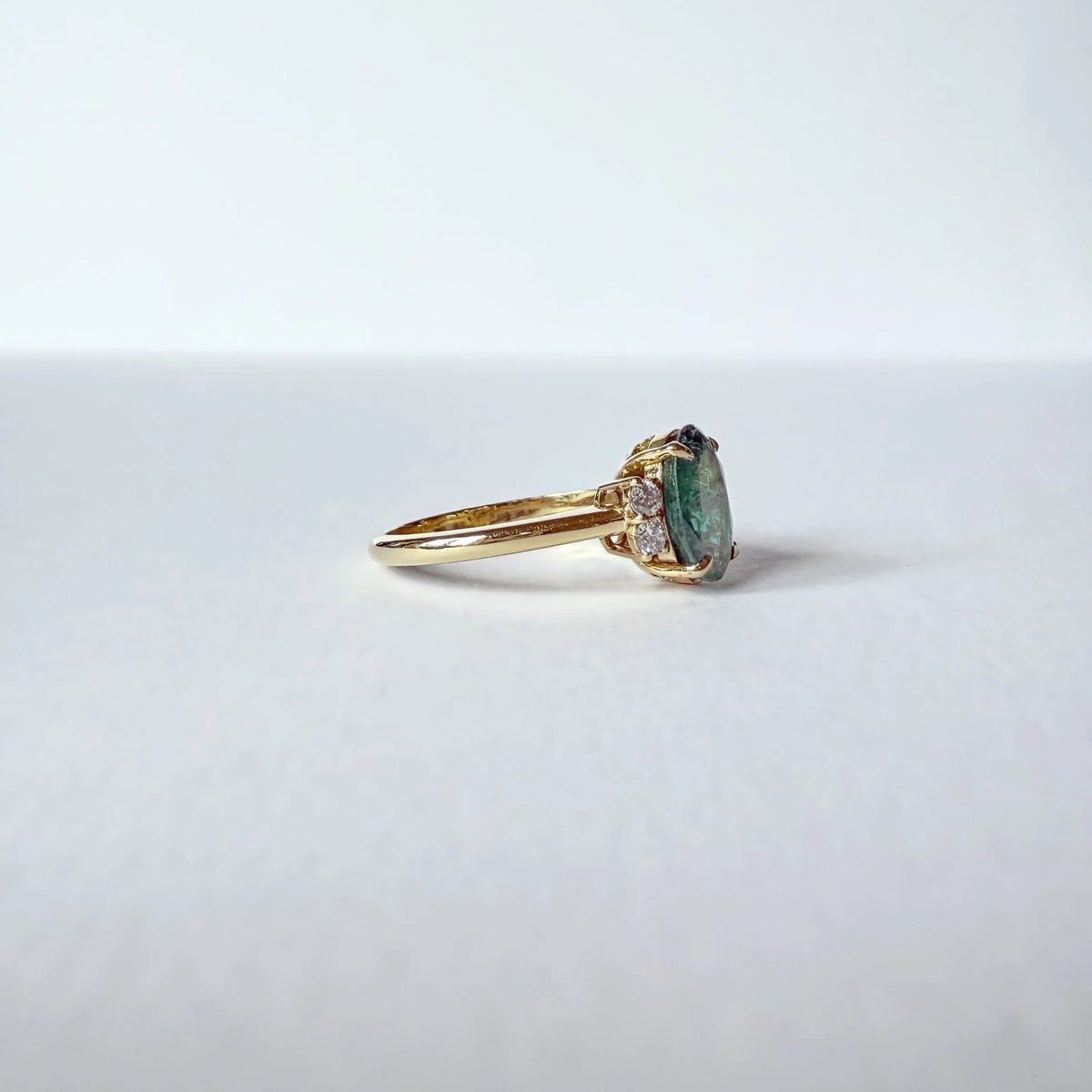 Bague en or jaune, émeraude ovale et diamants