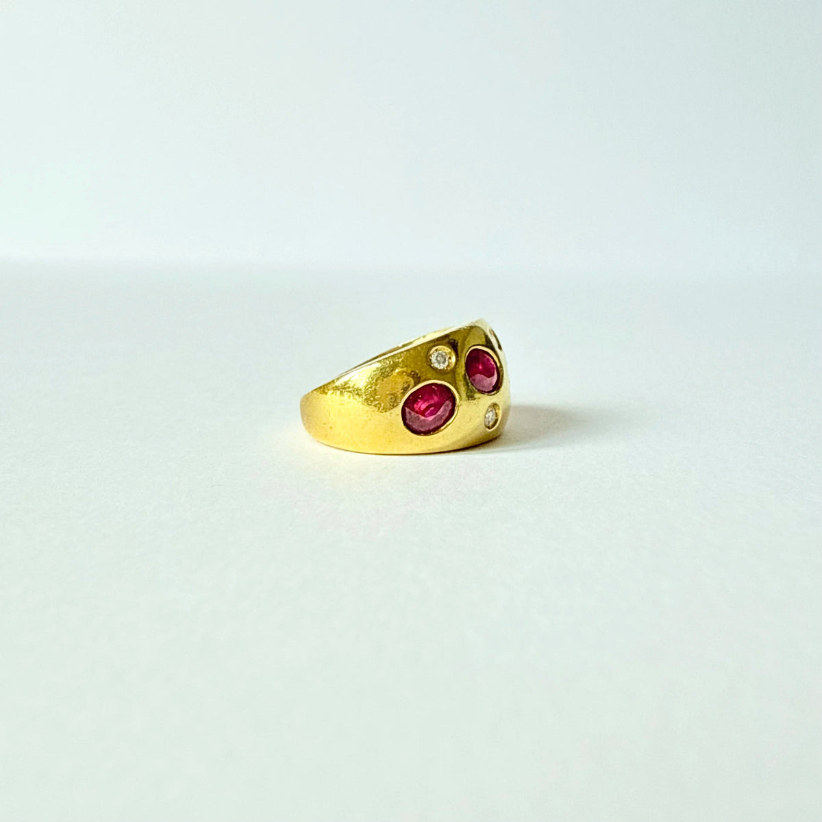 Bague en or jaune 18 carats ornée de rubis ovales et de diamants