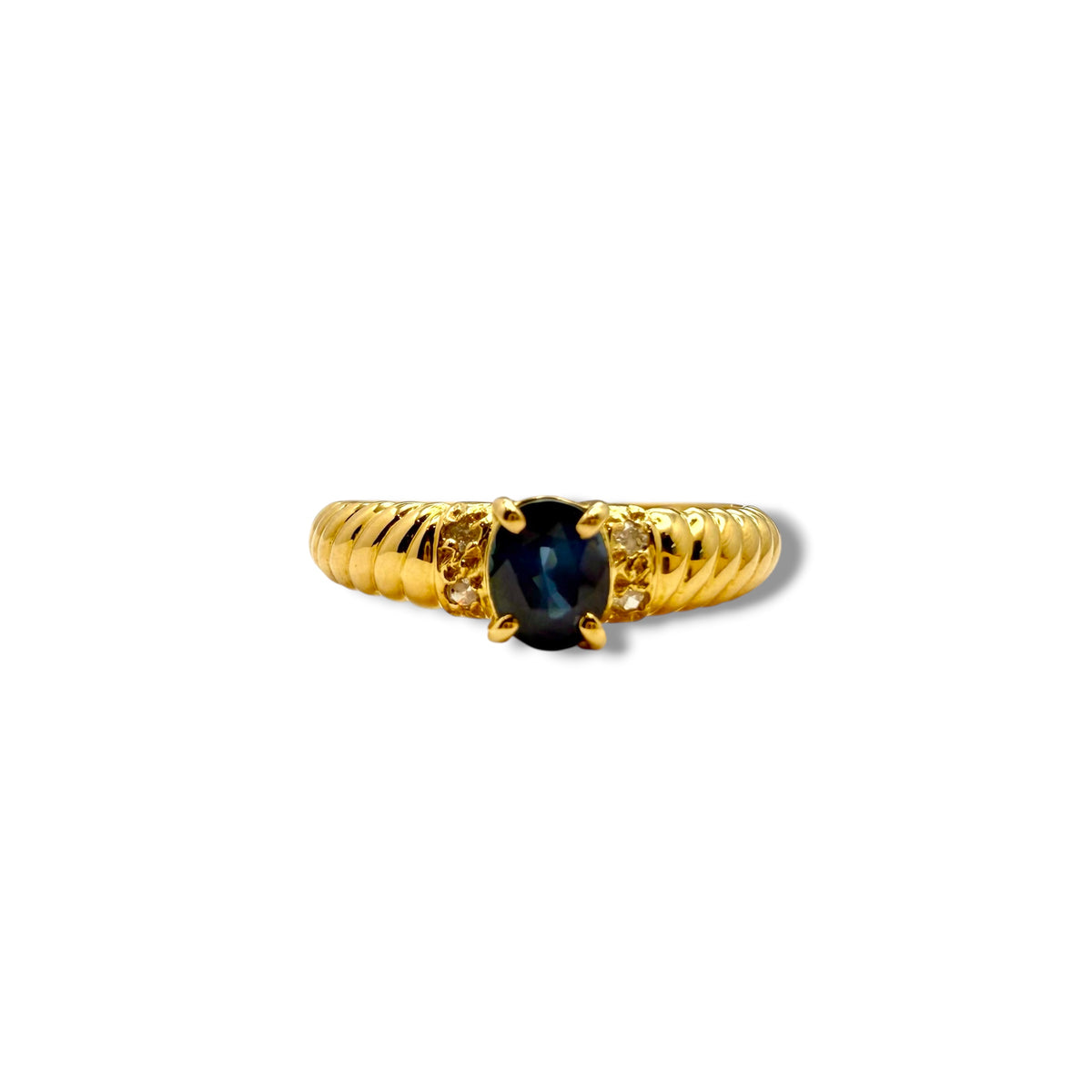 Bague en or jaune 18 carats sertie d’un saphir bleu ovale et de quatre diamants taillés en rose
