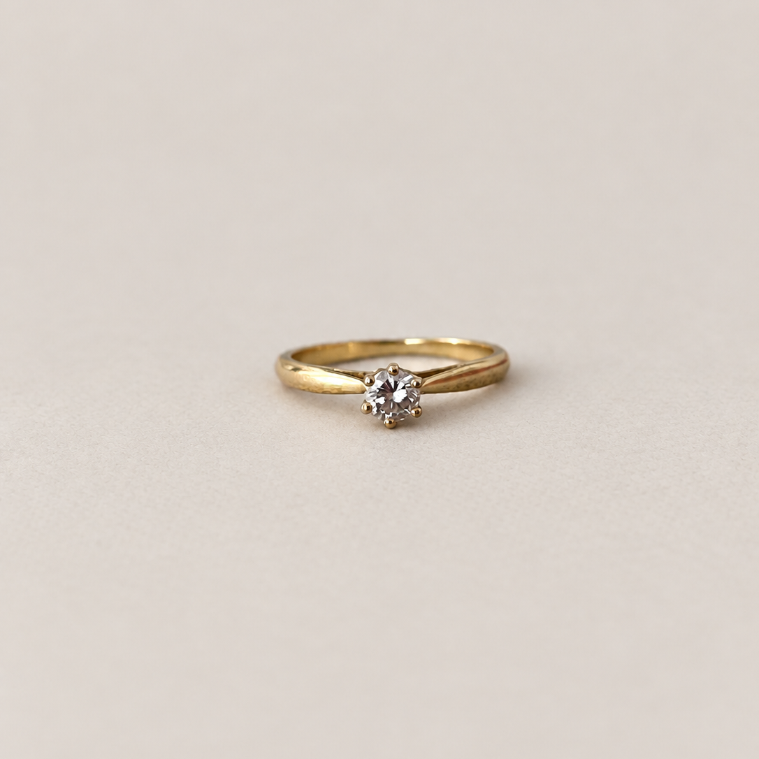 solitaire en or jaune et diamant ancien