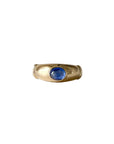 Bague en or jaune 18 carats sertie d’un saphir cabochon bleu en serti clos, années 1980