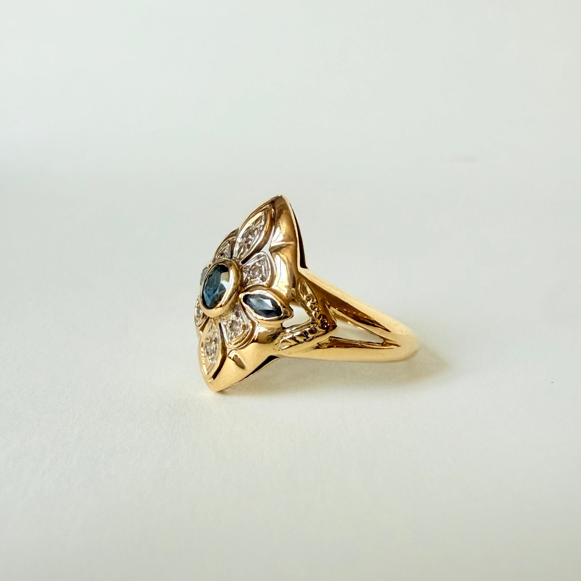 Bague de style orientale en or jaune 18 carats ornée de saphirs et diamants