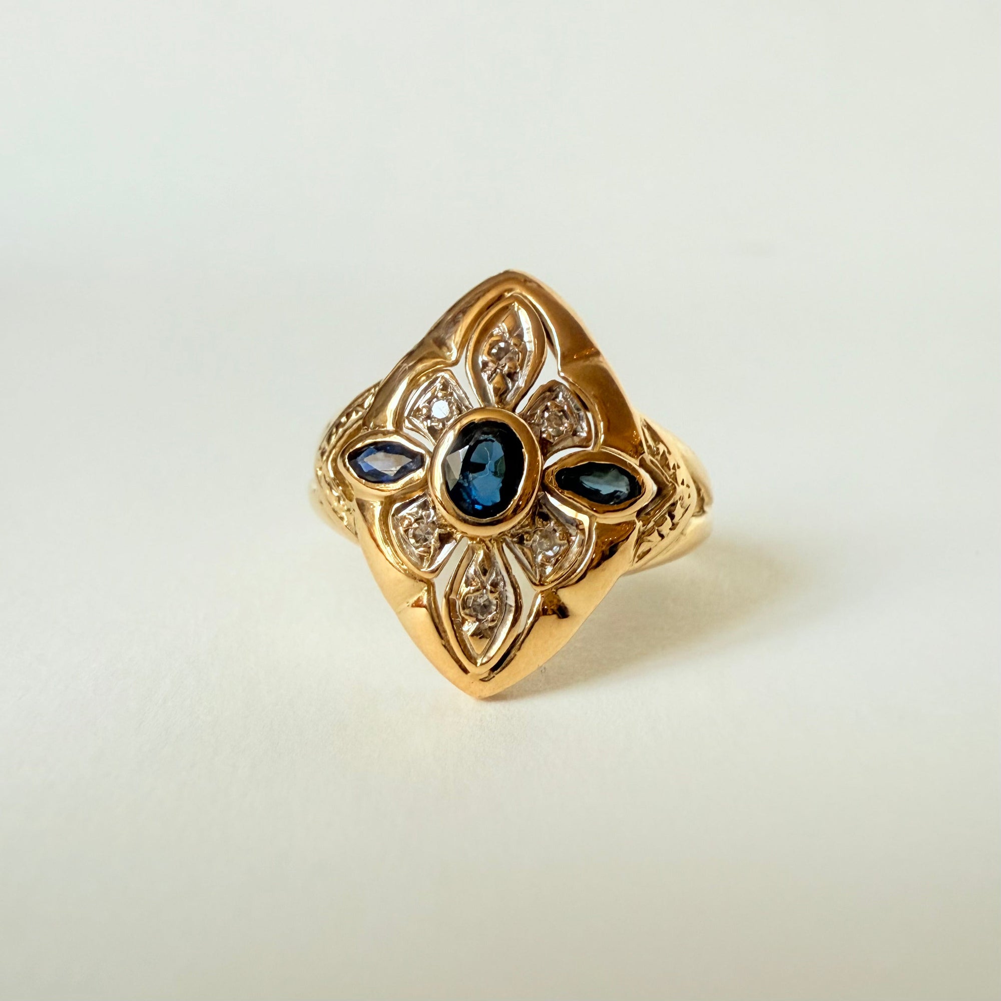 Bague de style orientale en or jaune 18 carats ornée de saphirs et diamants