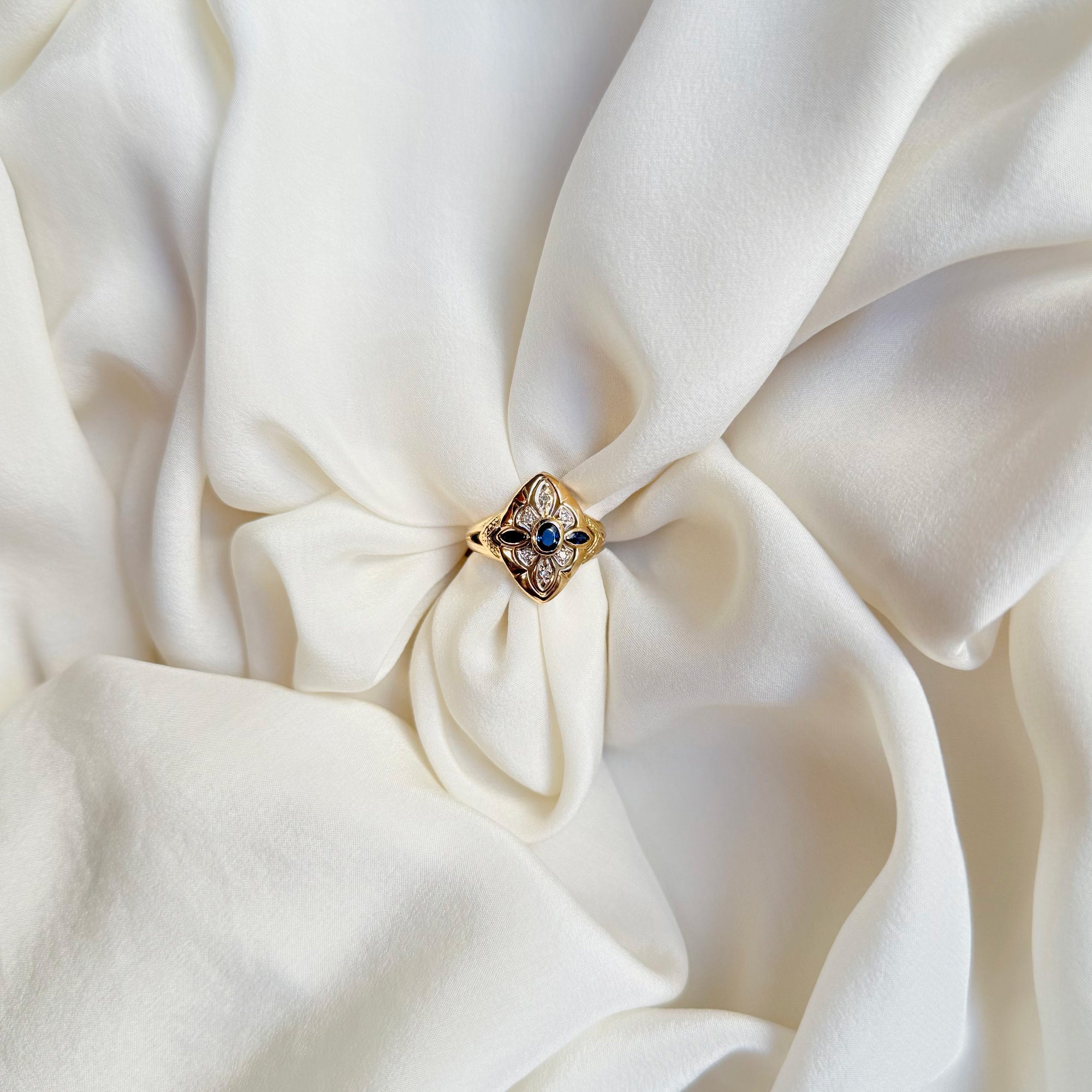 bague en or jaune de style orientale ornée d'un saphir profond. 