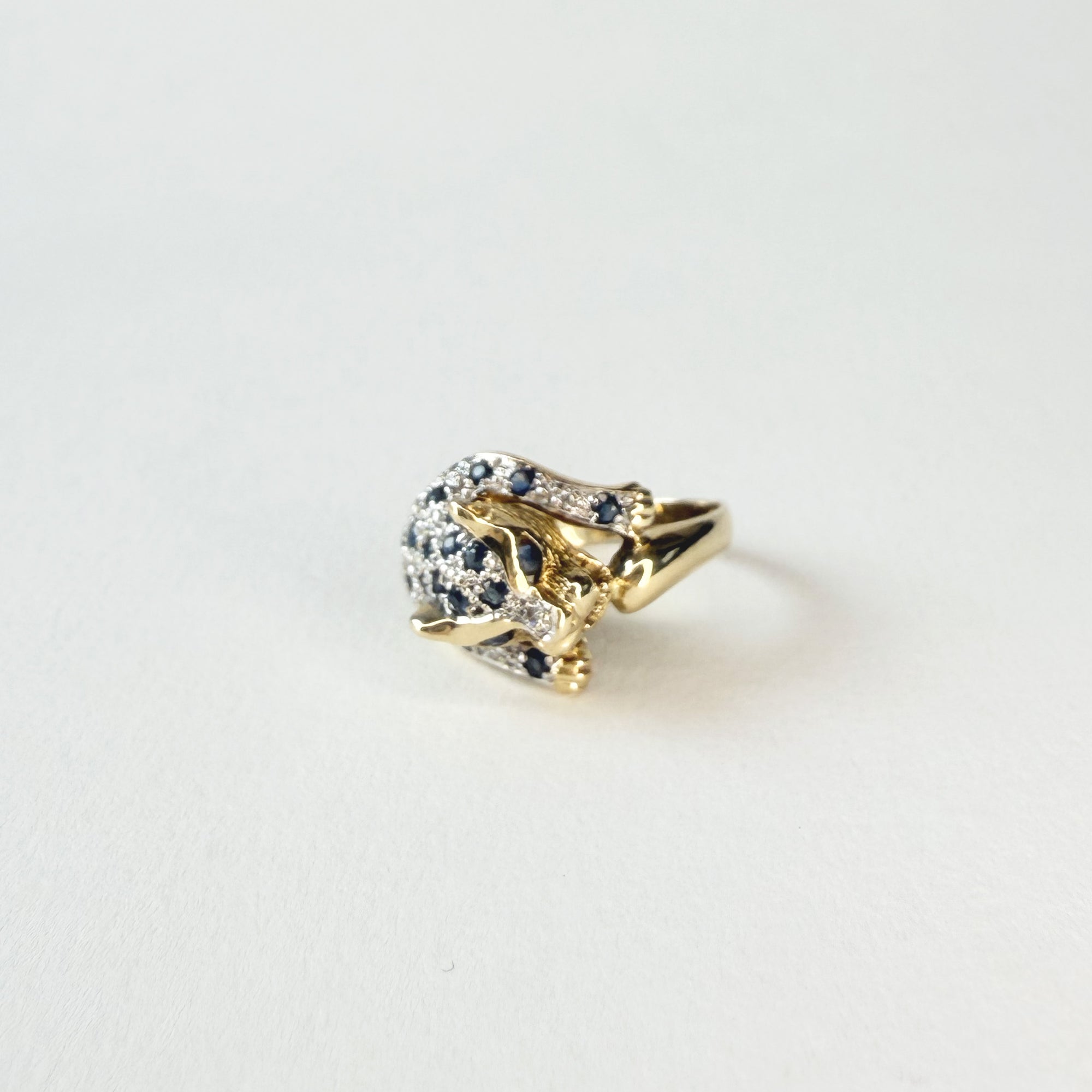 Bague panthère en or jaune 18 carats, sertie de saphirs et diamants. Un bijou audacieux et raffiné, au style inspiré de la haute joaillerie.